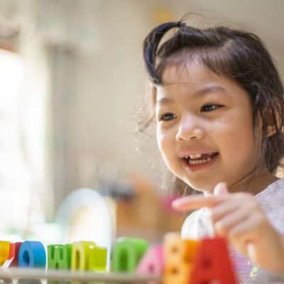 child sounding out words